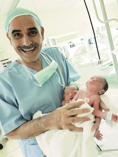 د.عمرو الصياد يحمل التوأم الكويتي﻿