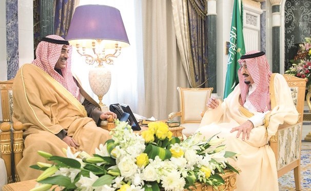 خادم الحرمين الشريفين الملك سلمان بن عبدالعزيز مستقبلا الشيخ صباح الخالد ﻿