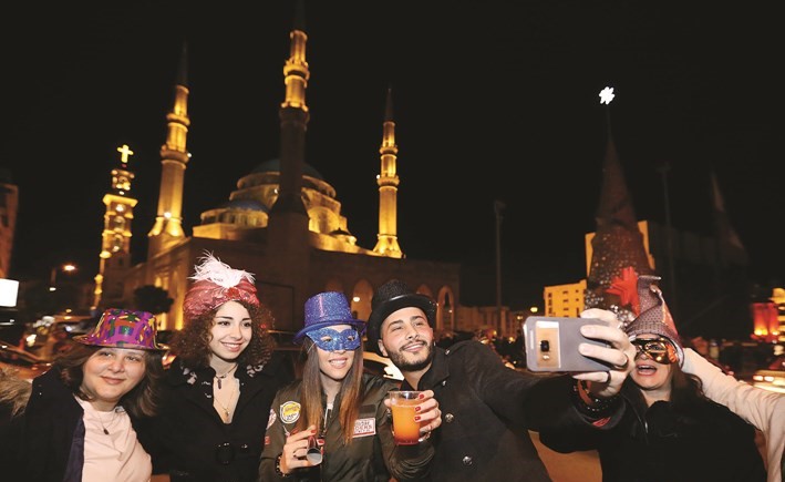 شبان لبنانيون خلال الاحتفال بقدوم رأس السنة الجديدة عند منتصف ليل امس في وسط بيروت	(محمود الطويل)﻿