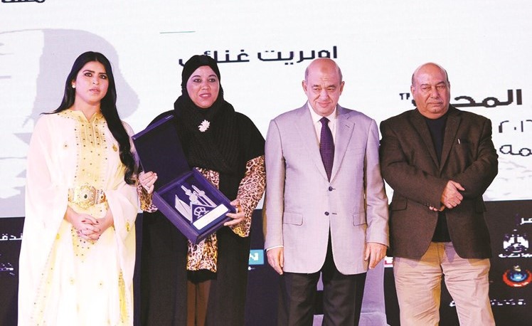 تكريم الأنباء تتسلمه الزميلة هناء السيد ﻿