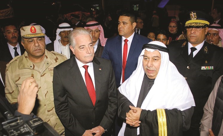 السفير محمد الذويخ في احد اجنحة المعرض مع اللواء خالد فودة﻿