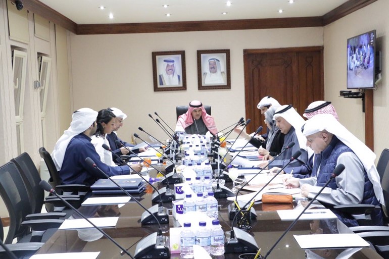 الشيخ سلمان الحمود خلال ترؤسه الاجتماع التاسع لمجلس إدارة الهيئة العامة للشباب