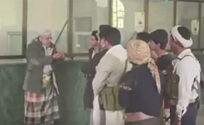 هذا الفيديو حاول الحوثيون حجبه عن هواتف اليمنيين.. وعرض صاحبة للإعتقال