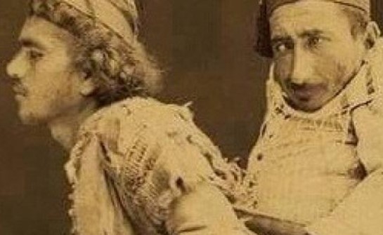 بالصور.. تعرف على حكاية القزم المشلول المسيحي و صديقه الطويل الأعمى المسلم