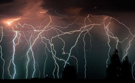 هذه البحيرة هي الأكثر تعرضاً للبرق في العالم
