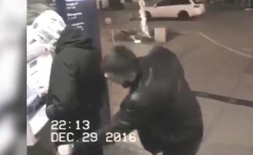 بالفيديو.. نشّال يعيد المسروقات ويطلب المغفرة بعد اكتشاف تصويره
