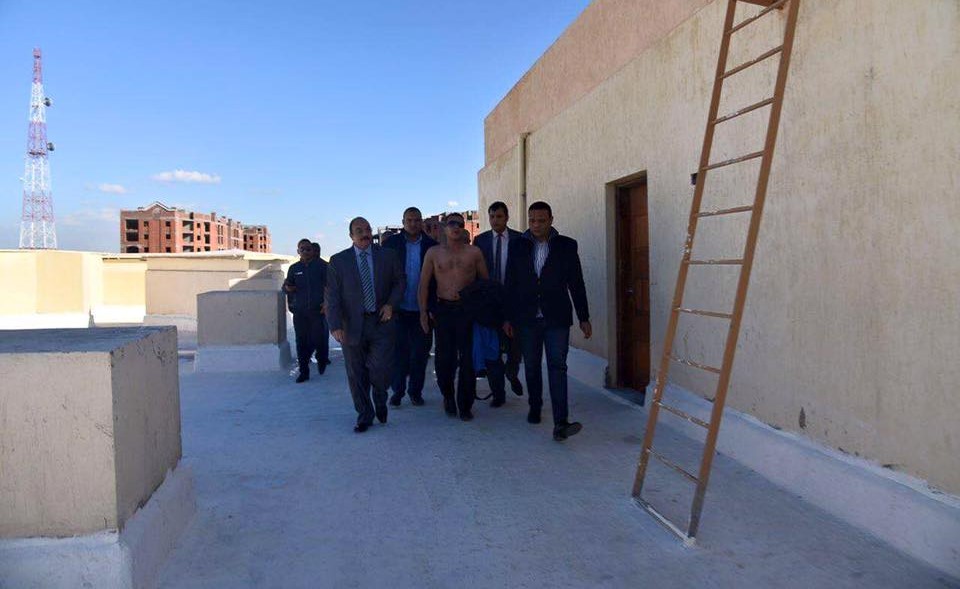 شاهد كيف أنقذ مسؤول مصري شابا من الانتحار