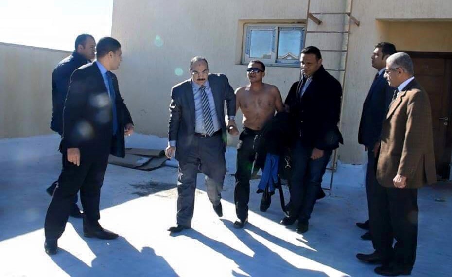 شاهد كيف أنقذ مسؤول مصري شابا من الانتحار
