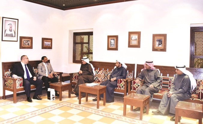 م.أحمد المنفوحي خلال استقباله سفير جنوب أفريقيا والوفد المرافق له ﻿