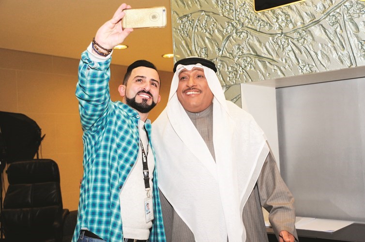 مدير التحرير الزميل محمد بسام الحسيني وسيلفي مع ضيف الأنباء﻿