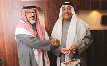 مستشار الإدارة العامة الزميل يوسف عبدالرحمن يسلم ولد الديرة تكريم الأنباء	(يوسف كريم)﻿