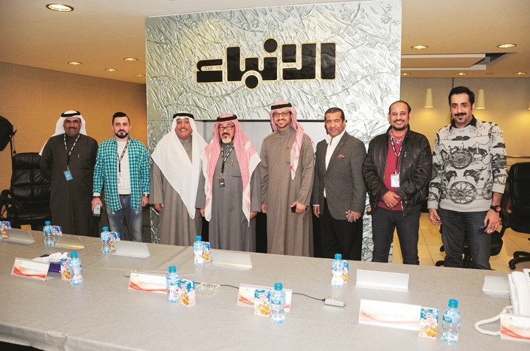 النجم ولد الديرة يتوسط الزملاء يوسف عبدالرحمن وحسام فتحي ومحمد الحسيني ومفرح الشمري وعبدالحميد الخطيب وبشار جاسم ومعهم الإعلامي بركات الوقيان	(هاني الشمري)﻿