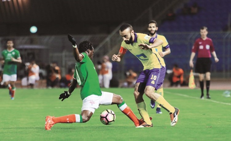 مهاجم النصر محمد السهلاوي يمر من مدافع الاتفاق محمد كوفي ﻿