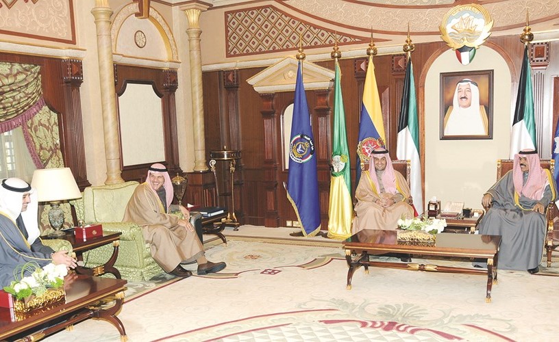 سمو ولي العهد الشيخ نواف الأحمد مستقبلا انس الصالح والشيخ سلمان الحمود والشيخ محمد العبدالله ﻿