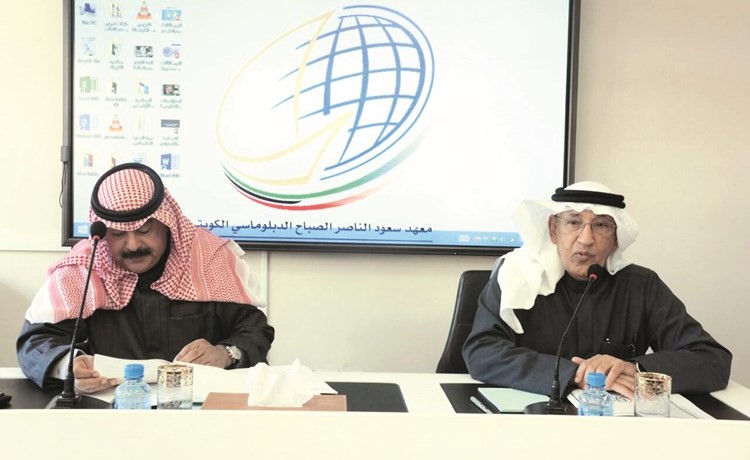 خالد الجارالله والسفير عبدالعزيز الشارخ خلال المحاضرة ﻿