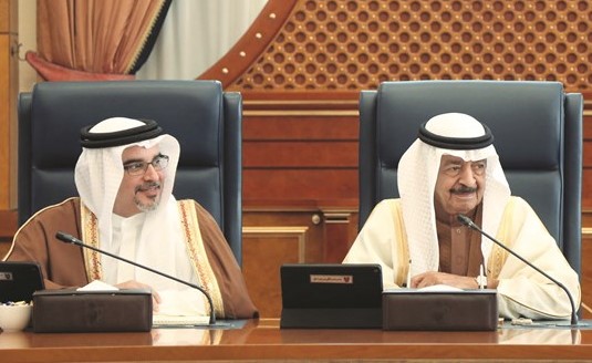 صاحب السمو الملكي الأمير خليفة بن سلمان آل خليفة رئيس الوزراء البحريني مترئسا جلسة مجلس الوزراء وإلى جواره صاحب السمو الملكي الأمير سلمان بن حمد آل خليفة ولي العهد نائب القائد الأعلى النائب الأول لرئيس مجلس الوزراء						(بنا)﻿