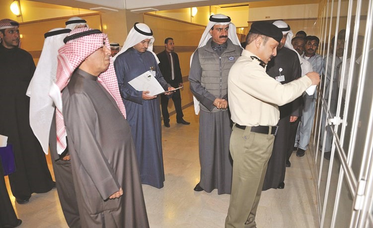 المستشاران بالمحكمة الدستورية خالد الوقيان وإبراهيم السيف خلال فتح بعض صناديق الاقتراع لاستخراج محاضر الفرز المتعلقة بالطعون الانتخابية ويبدو الأمين العام المساعد لشؤون الحرس اللواء خالد الوقيت خلال عملية فتح الصناديق وفي الإطار بعض صناديق الانتخاب التي تم الرجوع إليها في الأمانة العامة لمجلس الأمة