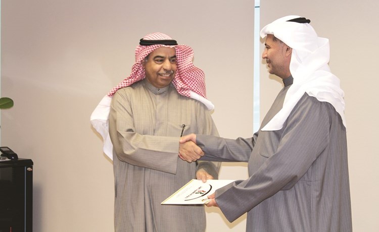 فوزي المجدلي وخالد المطوع يتبادلان وثائق عقد المشروع ﻿
