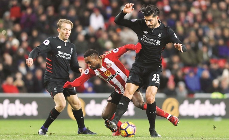 مهاجم سندرلاند جيرماين ديفو يتعرض للمضايقة من لاعبي ليفربول ايمري تشان ولوكاس ليفا 	(رويترز) ﻿