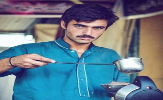 هل تذكرون بائع الشاي الذي أشعل مواقع التواصل.. إليكم ما حل به!