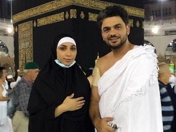 بالصور.. دنيا بطمة تبدأ العام الجديد بالحجاب..