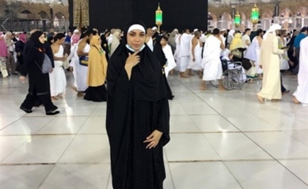 بالصور.. دنيا بطمة تبدأ العام الجديد بالحجاب..