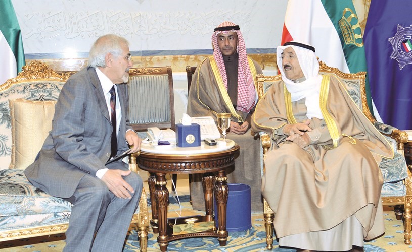 صاحب السمو الامير الشيخ صباح الاحمد خلال استقباله د.هلال الساير﻿