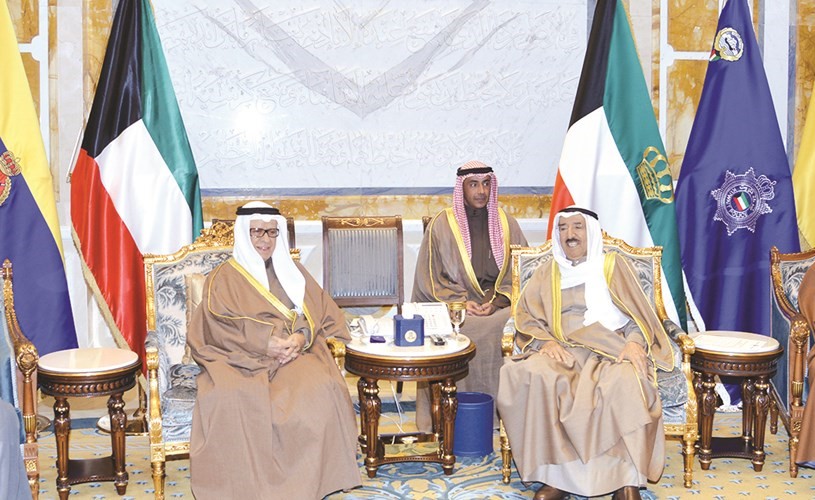 صاحب السمو الامير الشيخ صباح الاحمد مستقبلا الشيخ ثامر العلي وفهد المعجل وعبد العزيز الغنام﻿