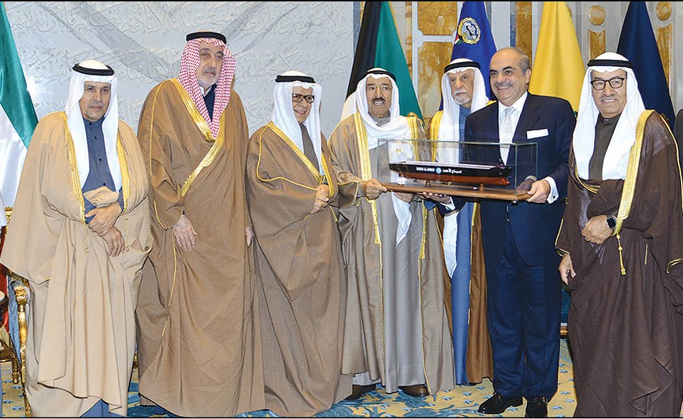 صاحب السمو الأمير الشيخ صباح الأحمد يتسلم درعا تذكارية من القائمين على تأسيس شركة مصادر المياه الدولية المساهمة بحضور الشيخ ثامر العلي