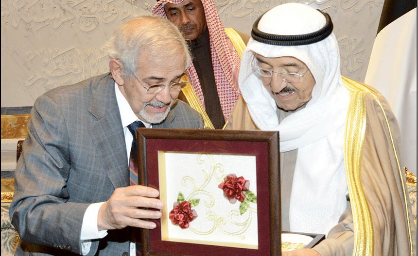 صاحب السمو الأمير الشيخ صباح الأحمد يستمع من د. هلال الساير لشرح حول حملات الإغاثة والعون التي أطلقتها «الهلال الأحمر» لدعم النازحين السوريين