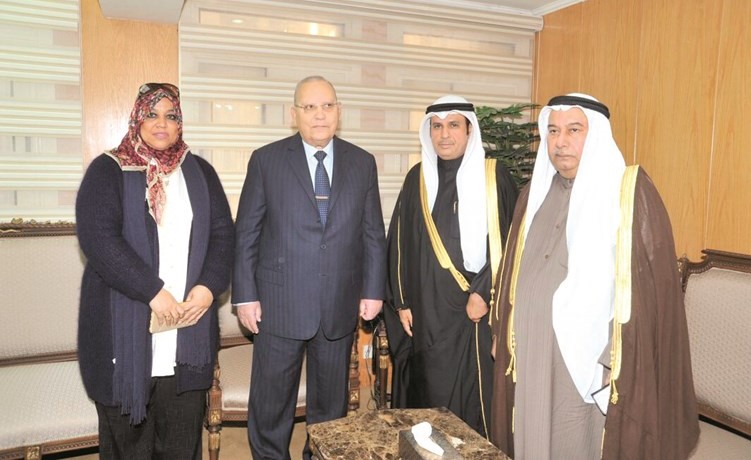د.فالح العزب والمستشار حسام عبدالرحيم والسفير محمد الذويخ والزميلة هناء السيد ﻿