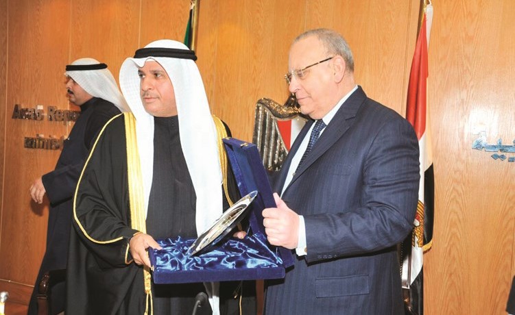 درع تذكارية للوزير د.فالح العزب من المستشار إيهاب عبدالمطلب﻿