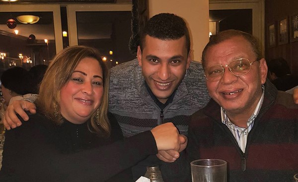 القتيل في يمين الصورة