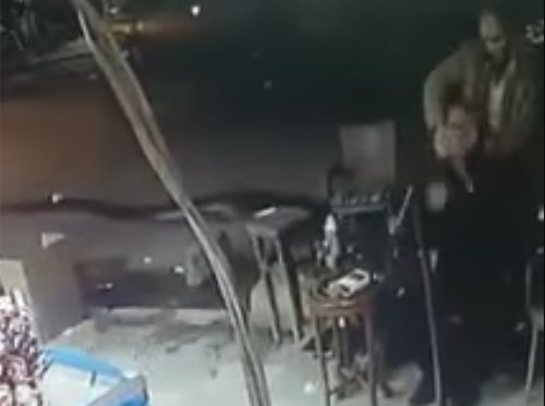 بالفيديو.. جريمة تهز الشارع المصري ..مجهول ينحر قبطياً بسيف حاد أمام المارة !