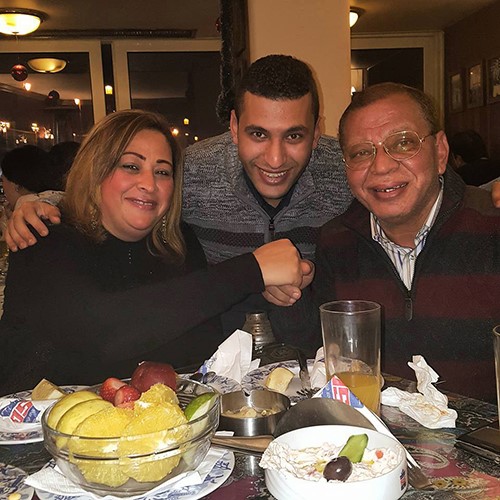 بالفيديو.. جريمة تهز الشارع المصري ..مجهول ينحر قبطياً بسيف حاد أمام المارة !