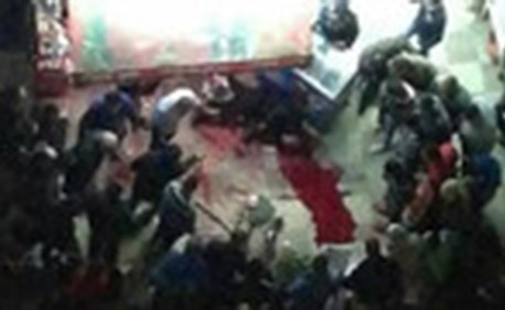 القتيل على يمين الصورة