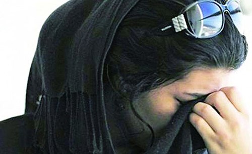 عندما يحضرن يطلب منهن الاسترخاء بالغرف..  وهذا ما يفعله بهن !