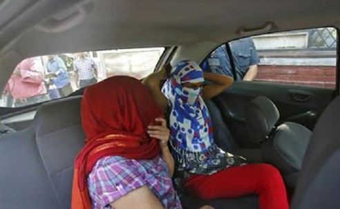 في دبي : أقام علاقة حميمة مع خادمتين فانتقمتا منه ببشاعة.. وهذا ما حل بهما !