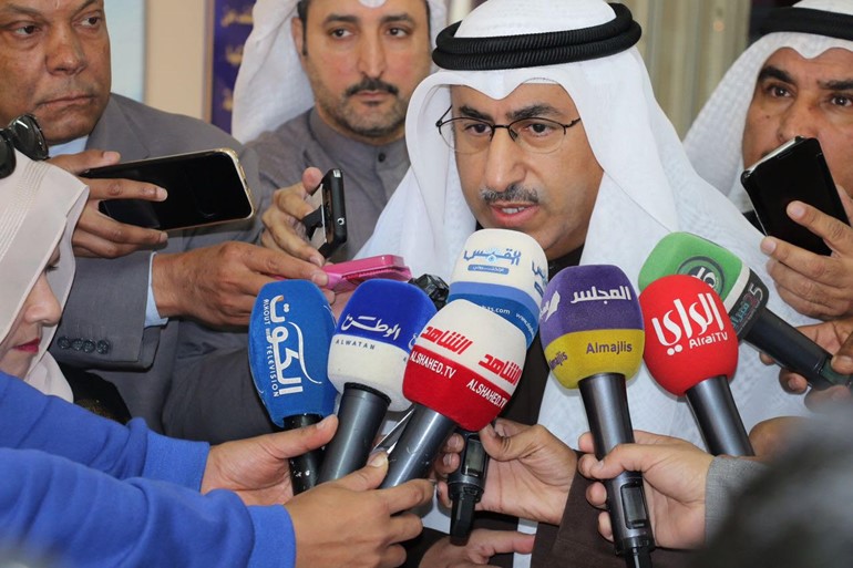 د.محمد الفارس متحدثا إلى الصحافيين