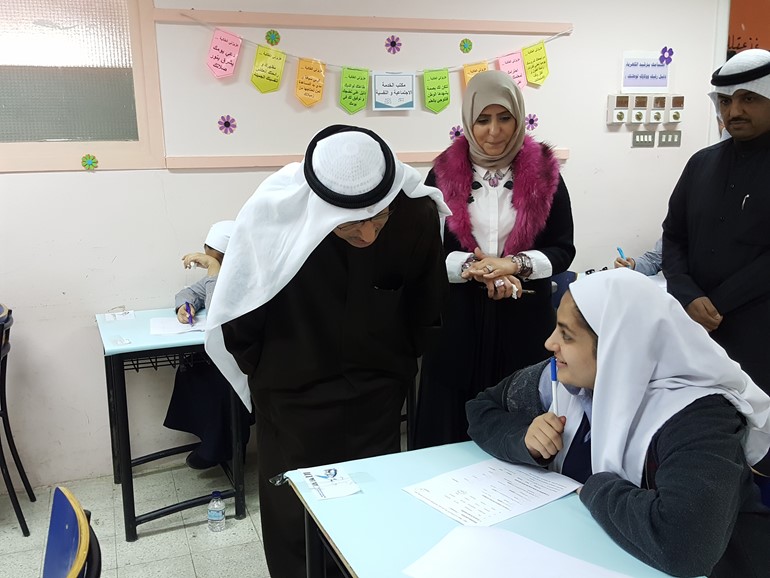 الفارس متحدثا إلى احدى الطالبات خلال ادائها الاختبار