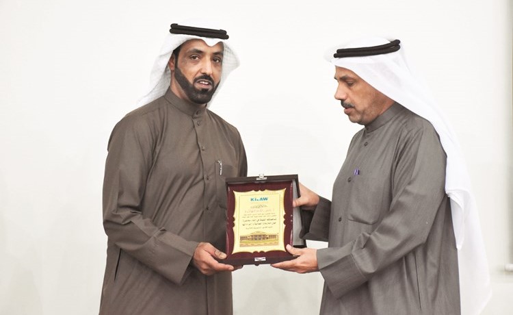 د.صالح العتيبي يكرم ناصر الهاجري﻿