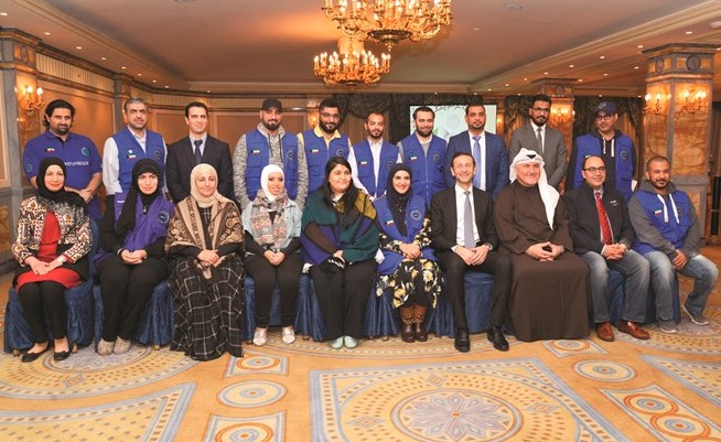السفير الإيطالي لدى البلاد جيوسيبي سكونياميليو متوسطا أعضاء اللجنة المنظمة للمسابقة	(شانافاس قاسم)﻿