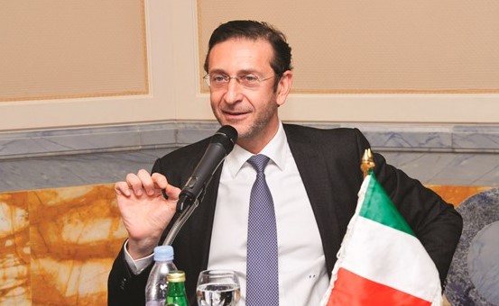 السفير الإيطالي جيوسيبي سكونياميليو متحدثا ﻿