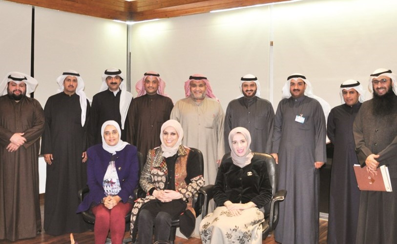 م. سعد المحيلبي ومجموعة من المهندسين خلال استقبالهم حسن كاظم والوفد المرافق له﻿