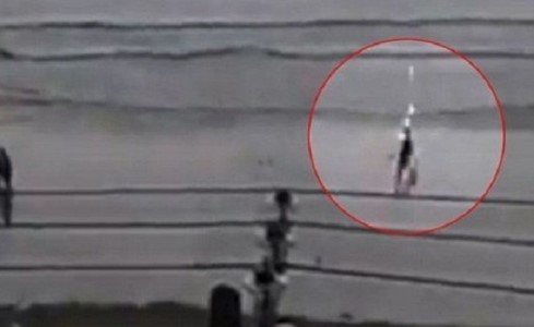 بالفيديو.. صاعقة تضرب شابة برازيلية على الشاطئ