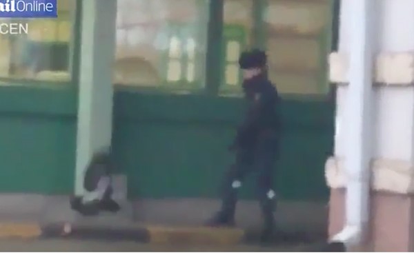 بالفيديو: غراب يمنع مواطن إستوني من السفر بعدما "طار" بجواز سفره