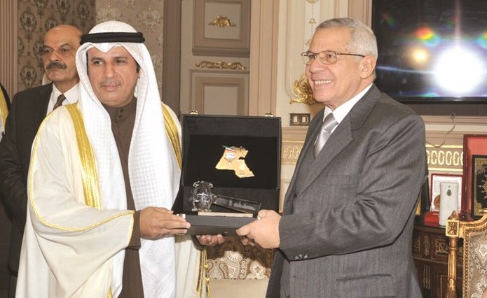 د. فالح العزب يتسلم درعا تكريمية من المستشار مصطفى شفيق (ناصر عبد السيد) ﻿