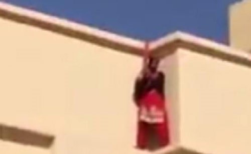 بالفيديو..سعودي يمنع خادمة من الانتحار باغرائها بالفلفل !