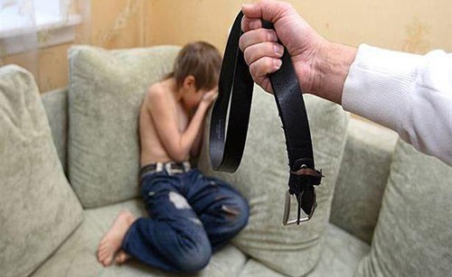 حرقت طفلها بأعقاب السجائر وخلعت أظافره ليخلو لها الجو مع عشيقها .. وهذا ما حل بهما !
