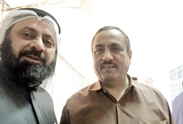 د. وليد الطبطبائي في لقطة «سيلفي» مع النائب السابق مسلم البراك